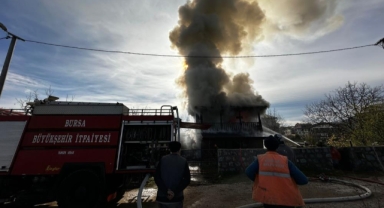 Gemlik'te iki katlı ev alevlere teslim