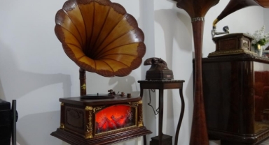 Günlerini Türk sanat müziği dinleyerek geçiriyor