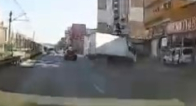 Hatalı şerit değiştiren otomobil faciaya neden oluyordu