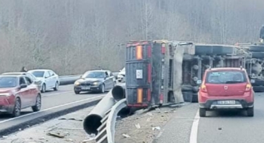 İnegöl'de boru yüklü tır devrildi: 1 yaralı