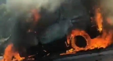 Kamyonet yol ortasında alev topuna döndü