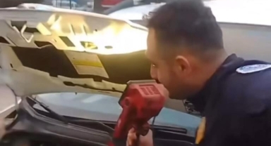 Kaputa giren kediyi itfaiye ekipleri kurtardı