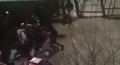 Kavga eden gençler caddeyi boks ringine çevirdi