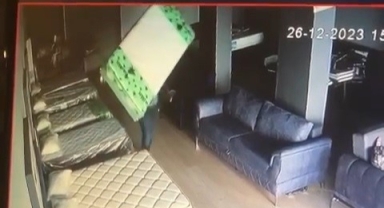 Mobilya dükkanına girip sırtladığı yatağı çaldı