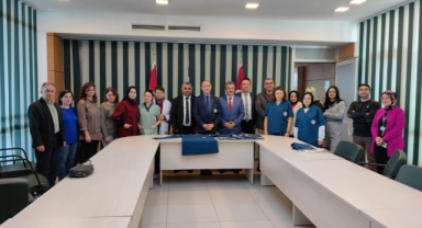 Modacı öğrenciler sağlıkçılara kıyafet tasarladı