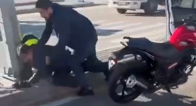 Motosiklet sürücüsünü kaskıyla dövdü