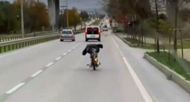 Motosikleti yatarak sürüp tehlike yarattı