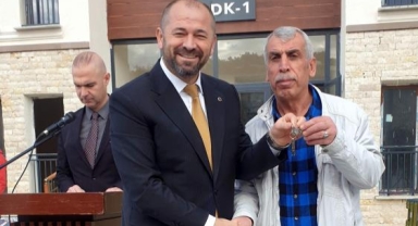 Orhaneli’de TOKİ hak sahiplerine anahtarları teslim edildi