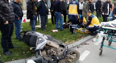 Otomobil ile çarpışan motosikletteki 2 genç yaralandı