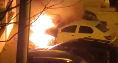 Otoparktaki araç alev alev yandı