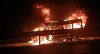 Servis minibüsü alev alev yandı