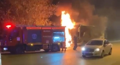 Seyir halindeki servis otobüsü alev alev yandı