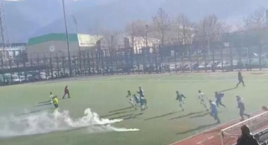 Taraftarlar torpil ve meşalelerle ortalığı savaş alanına çevirdi