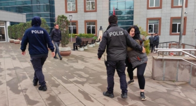 Tutuklanan hırsız gazetecilere saldırdı