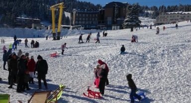 Uludağ’a kar yağdı, vatandaşlar tadını çıkardı