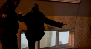 Alkollü kadın erkek arkadaşının evini bastı