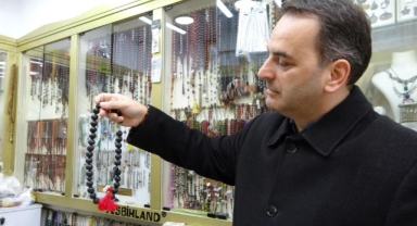 Balina kusmuğundan yapılan tespih 25 bin liraya satılıyor