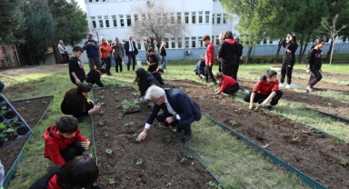 Başkan Erdem öğrencilerle çilek ve marul fidesi dikti