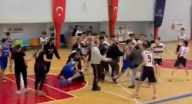 Basketbol sahası boks ringine döndü: 1 yaralı