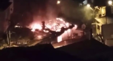 Bursa'da alev alev yanan ev küle döndü