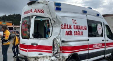 Bursa’da hastaneden dönen ambulansa tır çarptı