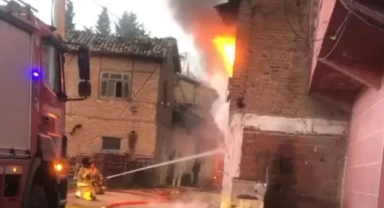 Bursa’da iki katlı müstakil ev alev alev yandı