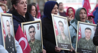 Bursa’da yüzlerce kişi şehitler için yürüdü