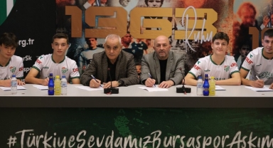 Bursaspor, 4 genç futbolcusunu profesyonel yaptı