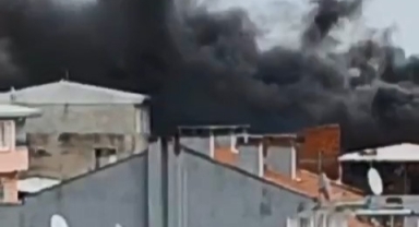Çatıda çıkan yangın mahalleliyi ayağa kaldırdı