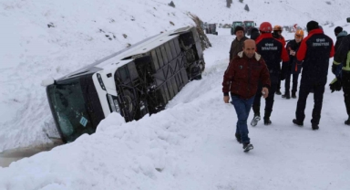 Cenaze yakınlarını taşıyan otobüs devrildi: 20 yaralı