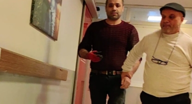 Çiviyi eline çaktı