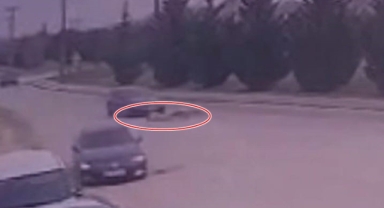 Dengesini kaybedip düştü otomobilin altında kaldı