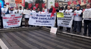 Emekliler, emekli maaşlarını protesto etti