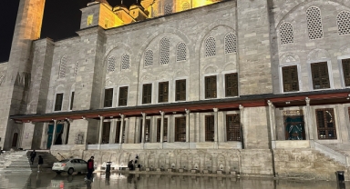Fatih Camii’nde bıçaklı saldırı: İmam ve bir vatandaş yaralı