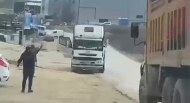 Freni boşalan kamyon böyle harekete geçti