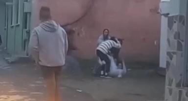 Gürültü kavgasına tutuşan kızlar saç baş birbirine girdi