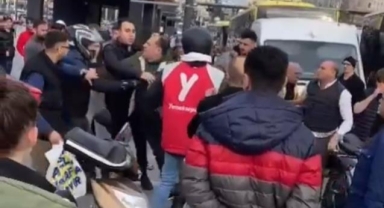 Halk otobüsü ile motosiklet sürücüsünün kavgası kamerada