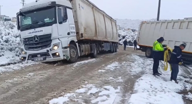İnegöl'de kar yağışı sonrası tırlar yolda kaldı