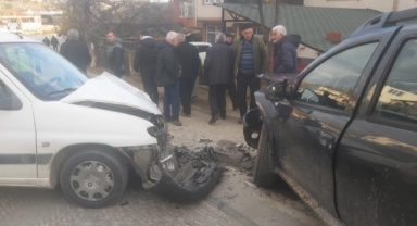 İznik’te otomobiller kafa kafaya çarpıştı: 2 yaralı