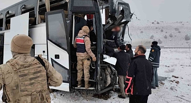 Kars'ta kontrolden çıkan otobüs kaza yaptı, 2 ölü