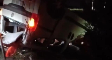 Kontrolden çıkan hafif ticari araç takla attı