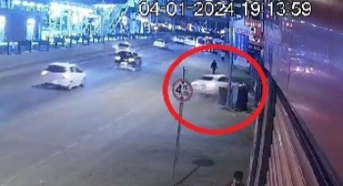 Kontrolden çıkan otomobil dükkana daldı