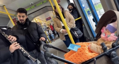 Metroda ağlayan bebeği klarnet ile uyuttular