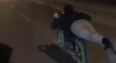 Motosikleti yatarak kullandı, ölümle dans etti