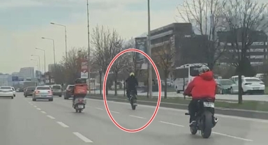 Motosikletli iki kafadarın trafikteki tehlikeli hareketleri kamerada