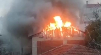 Mudanya'da çatı alev alev yandı