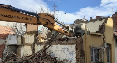 Osmangazi’den mahalleleri güvenli hale getiren yıkım