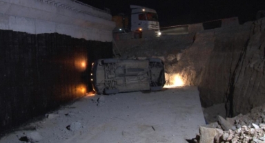 Otomobil 4 metre yükseklikten dereye uçtu