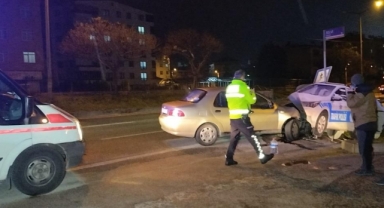 Otomobil yol kenarındaki polis oto maketine çarptı