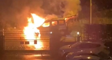 Park halindeki hafif ticari araç alev alev yandı